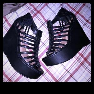 Torrid sz 9w wedges new